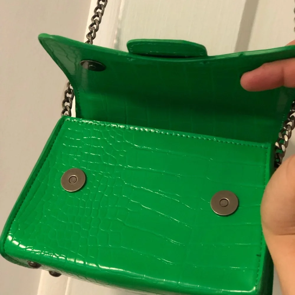 Zara Purse. Bright Green. Faux Crocodile texture. Brand new. - Picture 5 of 6